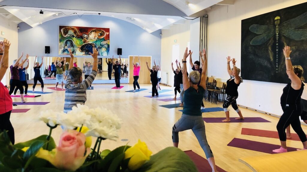 Karen Aronsen underviser på Yoga-uddannelsen